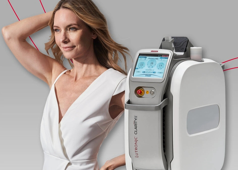 Clarity II Lasergerät von Cynosure Lutronic für Laserhaarentfernung und dermatologische Behandlungen neben Model mit glatter Haut