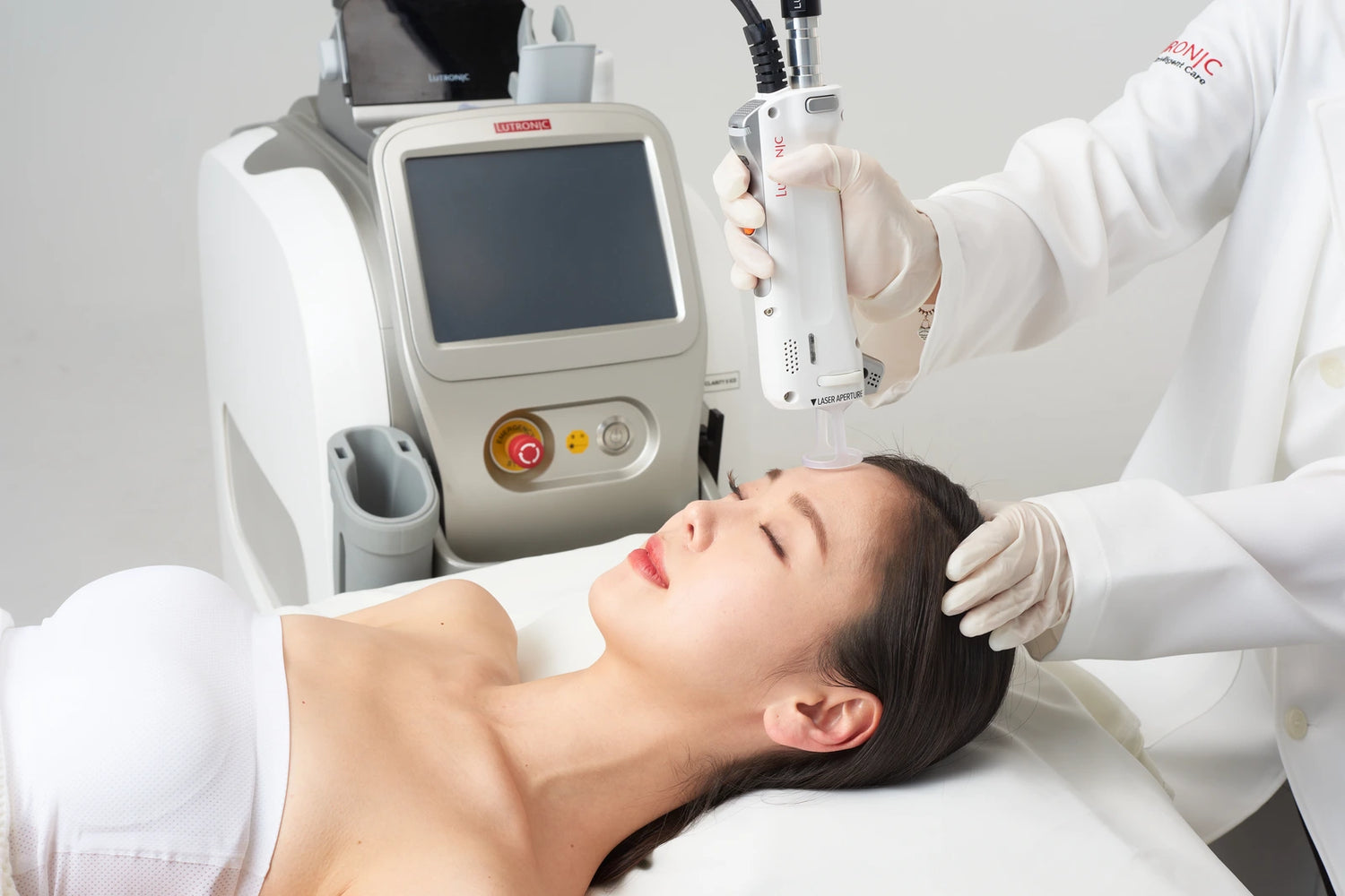 Behandlung mit der Cynosure Lutronic Clarity II Laserplattform für Hautverjüngung, Pigment- und vaskuläre Hautbehandlungen in einer ästhetischen Klinik