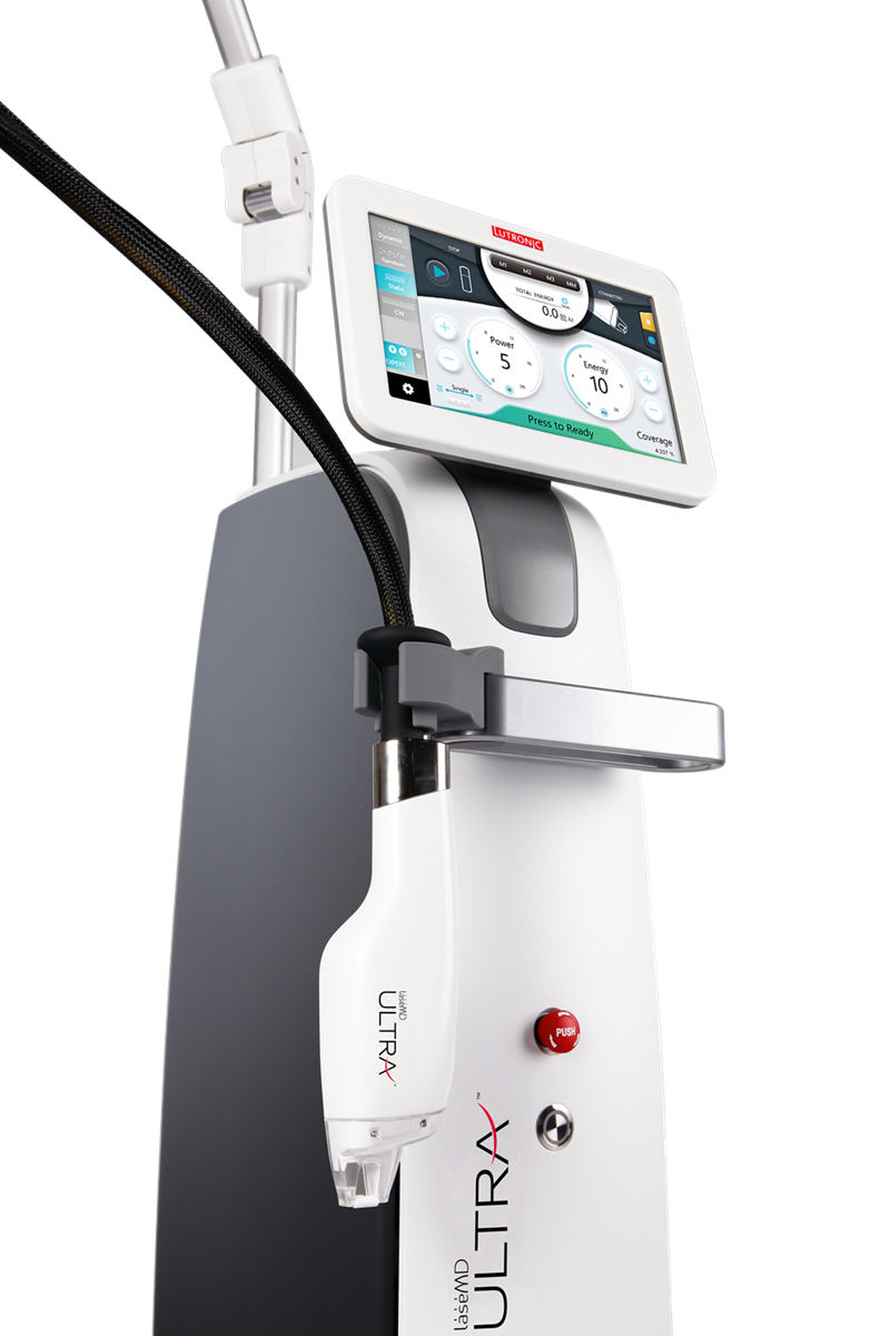 LaseMD Ultra 1927 nm Thulium-Laser von Cynosure Lutronic neben Model mit strahlender Haut für Hautrevitalisierung und Pigmentbehandlung